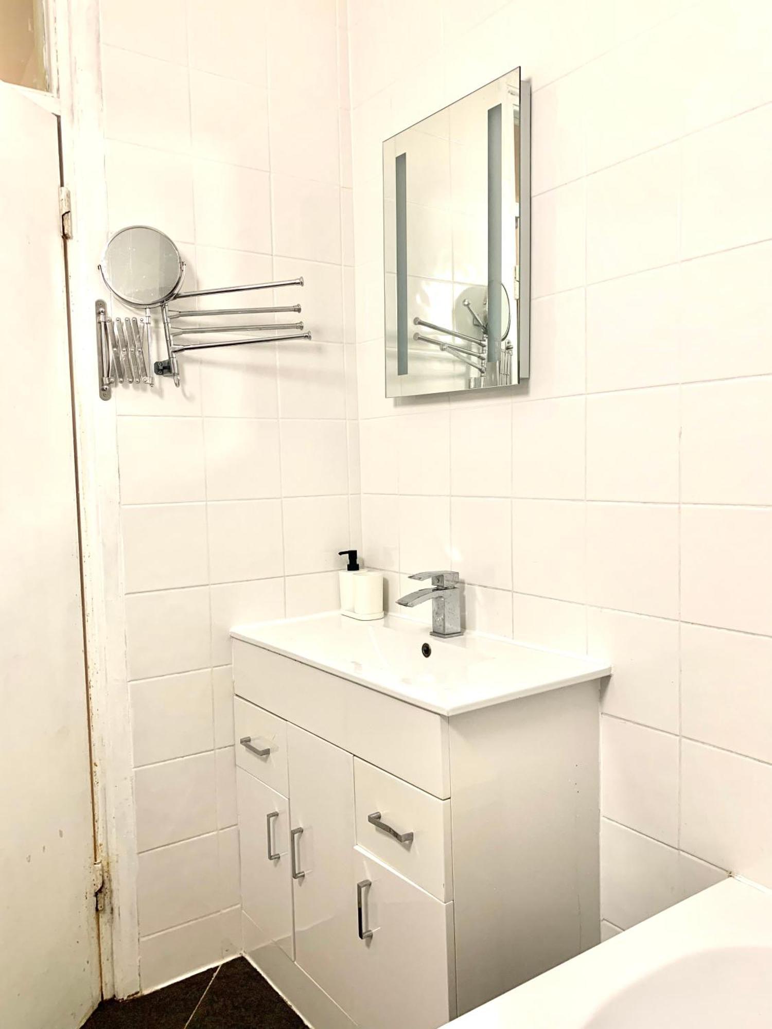 Cosy 2 Bedroom Apartment In Swiss Cottage. Londres Extérieur photo