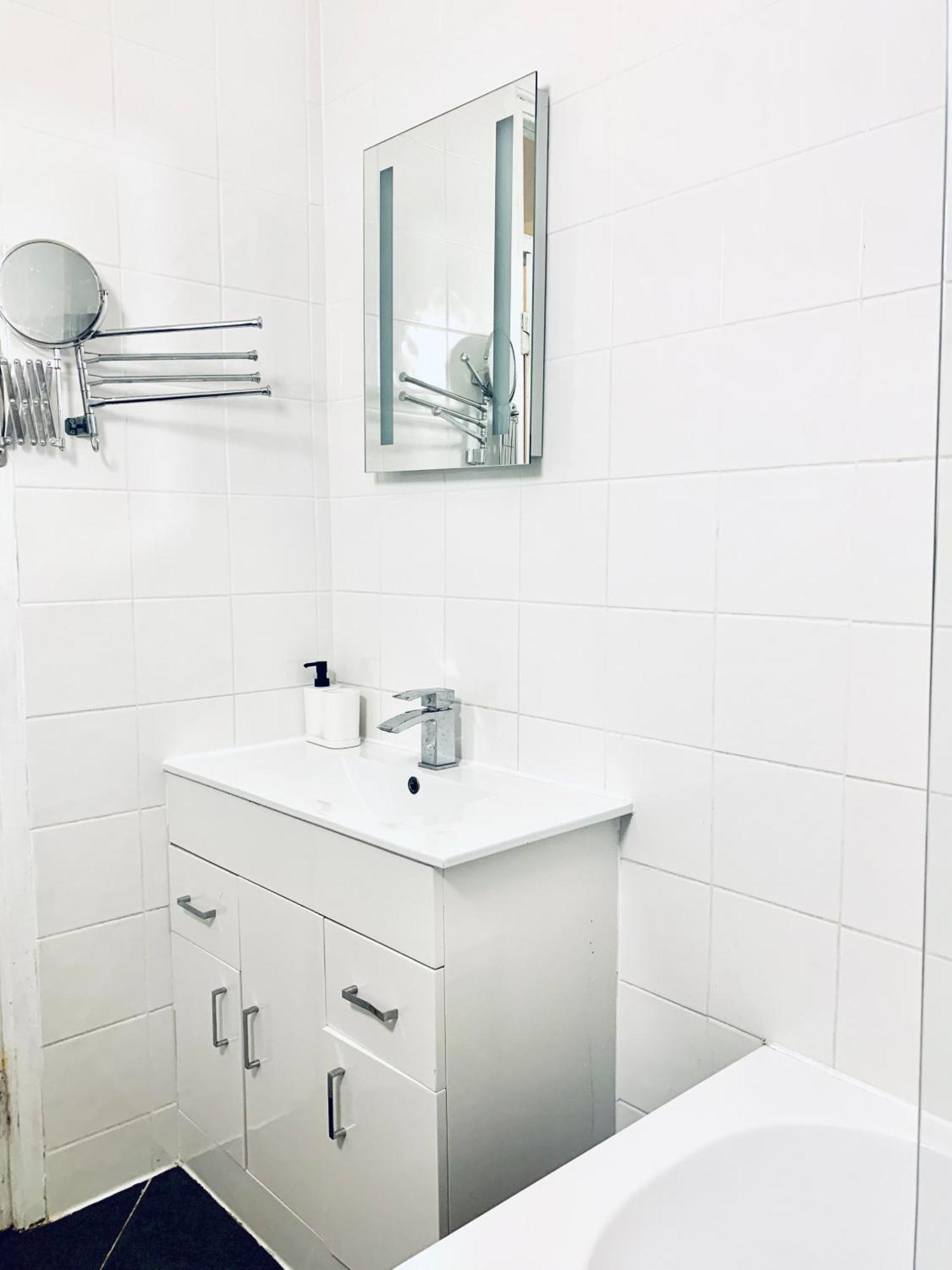 Cosy 2 Bedroom Apartment In Swiss Cottage. Londres Extérieur photo